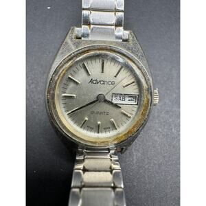 Vintage Advance Analog Day/Date Quartz Watch Silver Tone Metal Stretch Band